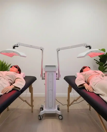 Appareil-dispositif-de-photobiomodulation-PBM-therapie-laser-rouge-proche-infrarouge-bleu-avec-2-tetes-equipees-de-panneaux-led-tres-puissants-le-tout-sur-roulettes_france