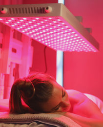 une femme sous un appareil de photobiomodulation pbm lumière rouge et proche infrarouge