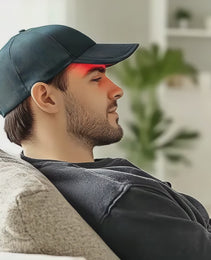 un homme enlève sa casquette dont l' intérieur est couvert de très nombreuses leds rouge et proche infrarouge dispositif de photobiomodulaiton
